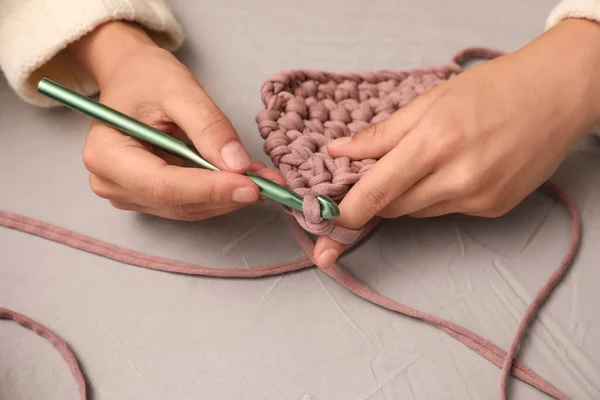 Vrouw Haken Met Draden Aan Grijze Tafel Close Betrokken Hobby — Stockfoto