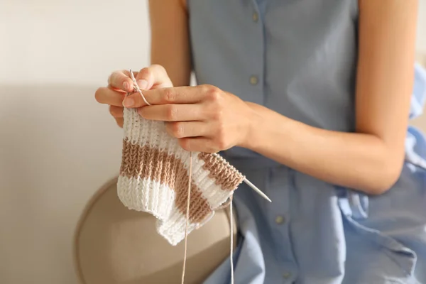 Jeune Femme Tricotant Avec Des Aiguilles Maison Gros Plan Artisanat — Photo