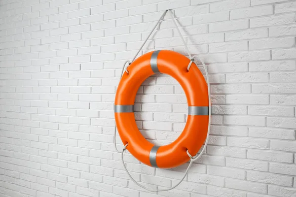 Orange Lifebuoy Space Text White Brick Wall Спасательное Оборудование — стоковое фото