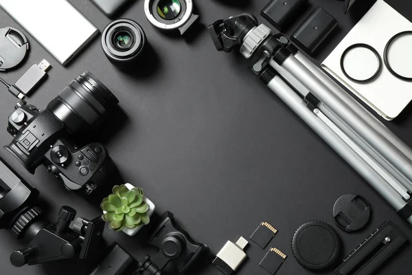 Flache Lagekomposition Mit Kamera Und Videoproduktionsgeräten Auf Schwarzem Hintergrund Raum — Stockfoto