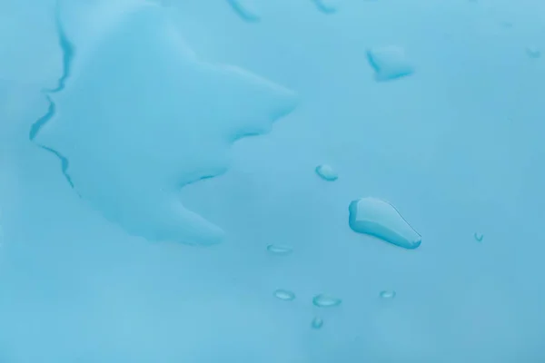 Gotas Água Derramada Sobre Fundo Azul Claro Close — Fotografia de Stock