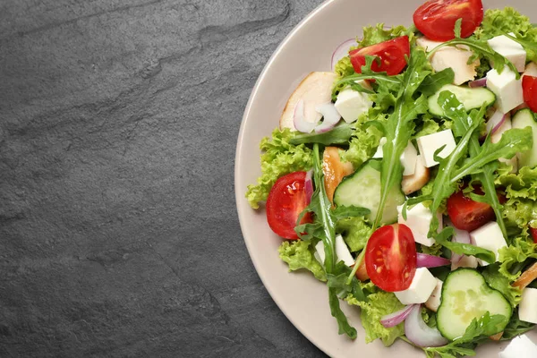Heerlijke Salade Met Vlees Rucola Groenten Zwarte Tafel Bovenaanzicht Ruimte — Stockfoto