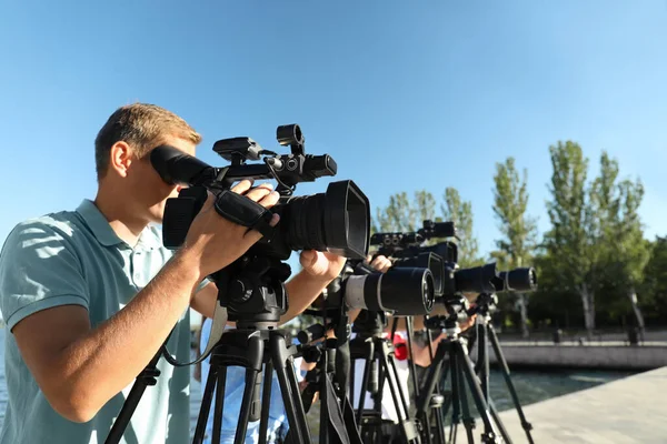Opérateurs Avec Caméras Vidéo Professionnelles Travaillant Extérieur Jour Ensoleillé — Photo
