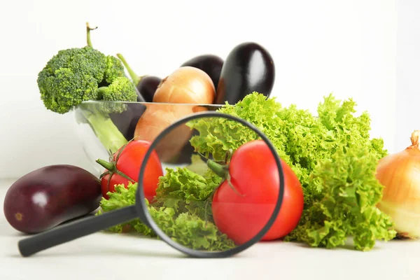 Différents Légumes Frais Loupe Sur Table Détection Poison — Photo