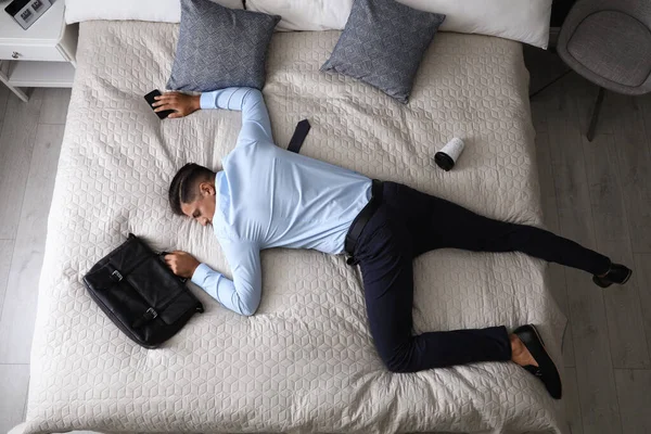 Wyczerpany Biznesmen Biurze Śpi Łóżku Pracy Powyżej Widoku — Zdjęcie stockowe