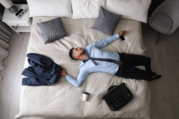 Wyczerpany Biznesmen Biurze Śpi Łóżku Pracy Powyżej Widoku — Zdjęcie stockowe