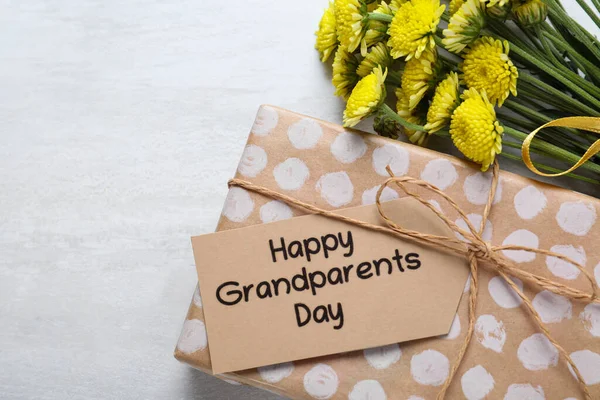 Gyönyörű Sárga Virágok Ajándék Doboz Címke Kifejezéssel Boldog Nagyszülők Napja — Stock Fotó