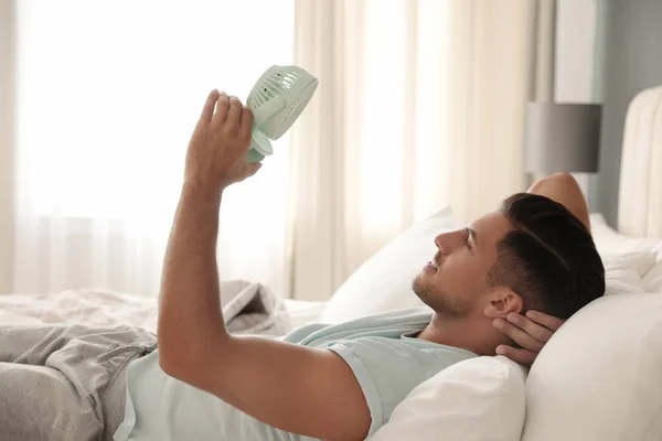 Muž Užívá Proudění Vzduchu Přenosného Ventilátoru Posteli Pokoji Letní Teplo — Stock fotografie