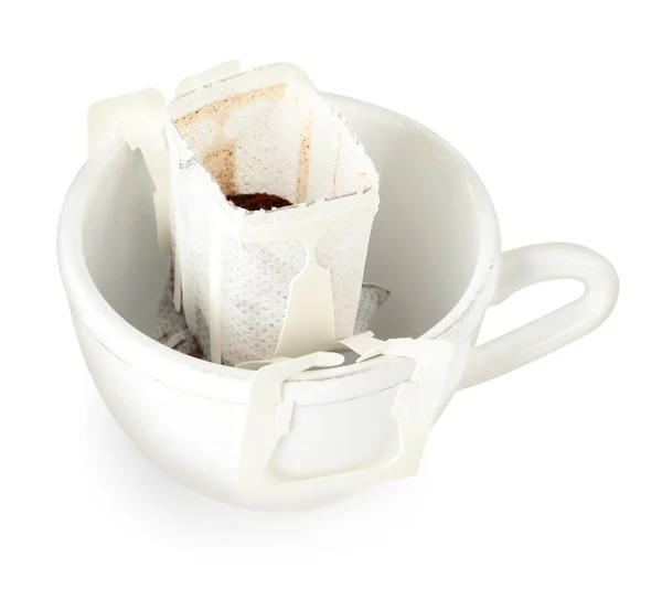 白に隔離されたドリップコーヒーバッグ付きカップ — ストック写真