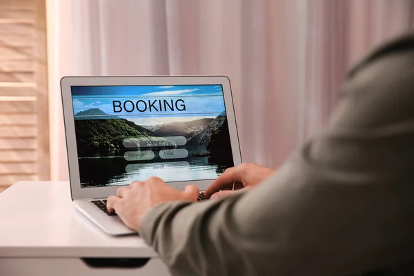 Man Met Laptop Boeken Tickets Online Aan Witte Tafel Close — Stockfoto
