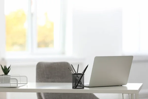 办公室白色桌子上的笔记本电脑和文具 现代工作场所 — 图库照片