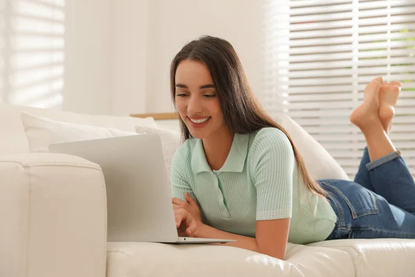 Giovane Donna Che Utilizza Computer Portatile Ricerca Sul Divano Casa — Foto Stock