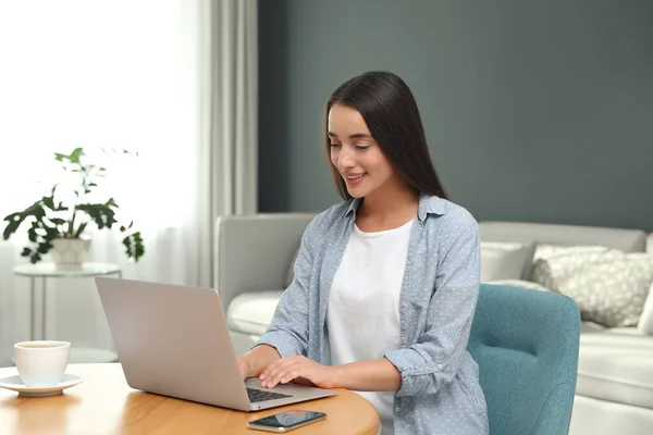 Jonge Vrouw Met Laptop Voor Zoeken Aan Houten Tafel Woonkamer — Stockfoto