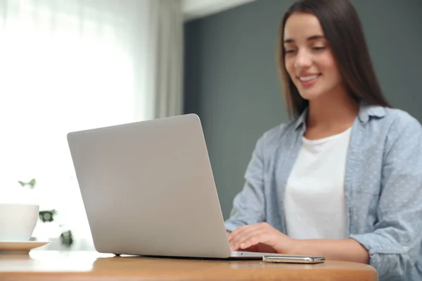 Jonge Vrouw Met Laptop Voor Zoeken Aan Houten Tafel Kamer — Stockfoto