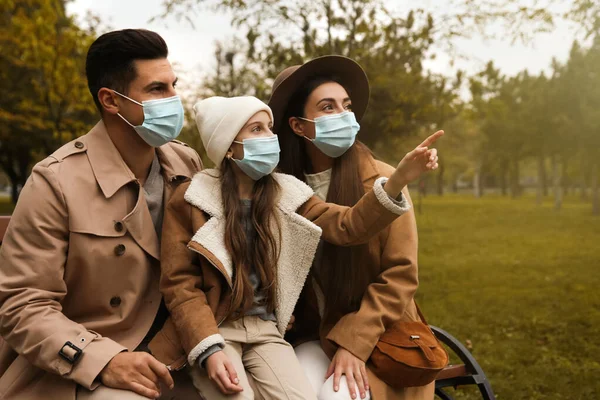 Familia Encantadora Pasar Tiempo Juntos Parque Durante Pandemia Coronavirus — Foto de Stock