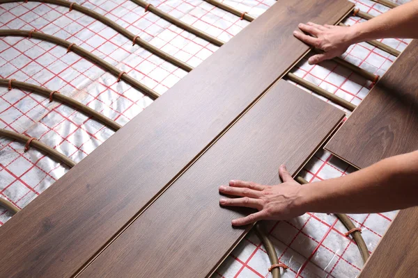 Pracovník Instalující Nový Dřevěný Laminát Přes Podlahové Topení Detailní Záběr — Stock fotografie