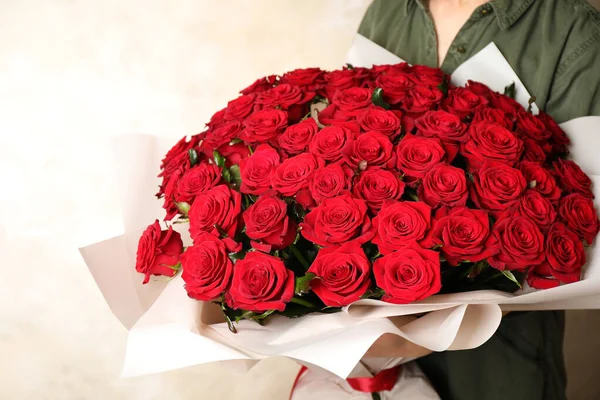 Mulher Segurando Buquê Luxo Rosas Vermelhas Frescas Fundo Claro Close — Fotografia de Stock