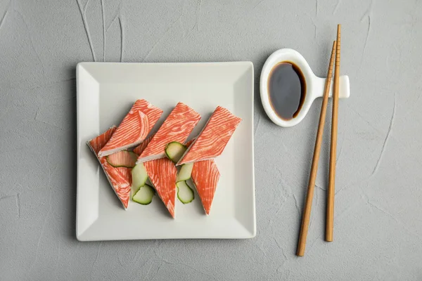 Paus Caranguejo Fresco Com Pepino Servido Mesa Cinza Flat Lay — Fotografia de Stock