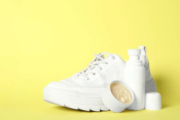 Композиція Стильними Аксесуарами Догляду Взуттям Жовтому Тлі — стокове фото