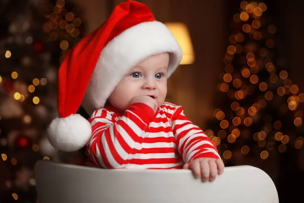Schattige Kleine Baby Santa Hoed Stoel Tegen Wazig Feestelijk Licht — Stockfoto