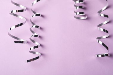 Pembe arka planda parlak gümüş yılanbalığı şeritleri, düz bir zemin. Metin için boşluk