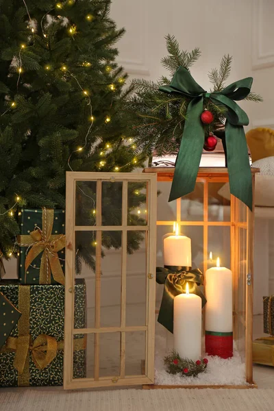 Ξύλινο Διακοσμητικό Φανάρι Αναμμένα Κεριά Κοντά Στο Χριστουγεννιάτικο Δέντρο Στο — Φωτογραφία Αρχείου