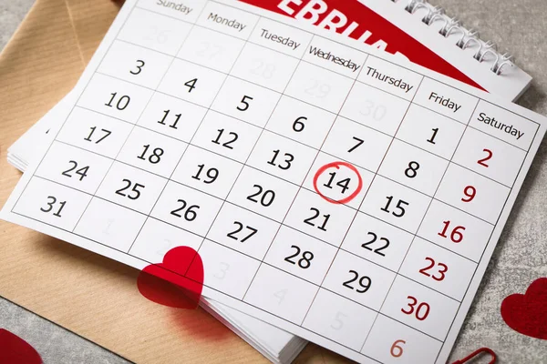 Календарь Отмеченным Днем Святого Валентина Конвертом Сердцами Сером Столе — стоковое фото