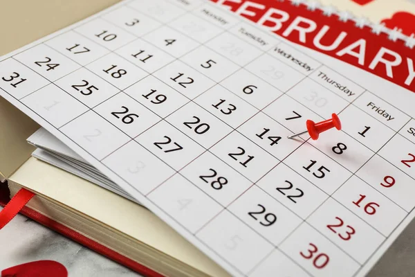 Calendário Com Dia Dos Namorados Marcado Cadernos Mesa Mármore Branco — Fotografia de Stock