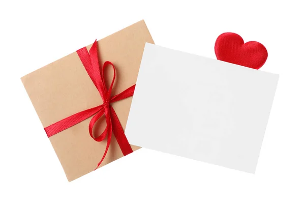 Λευκή Κάρτα Φάκελος Και Κόκκινη Διακοσμητική Καρδιά Λευκό Φόντο Πάνω — Φωτογραφία Αρχείου