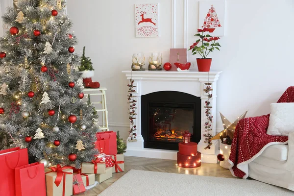 Wohnzimmer Mit Kamin Und Weihnachtsdekoration Festliches Interieur — Stockfoto