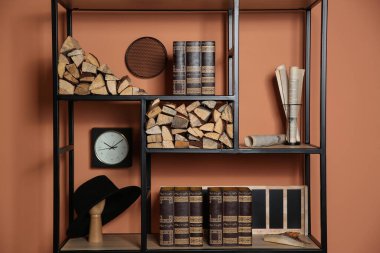 Renk duvarının yanında dekoratif elementleri olan şık bir raf ünitesi. İç tasarım