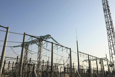 Güneşli bir günde modern elektrik santrali.