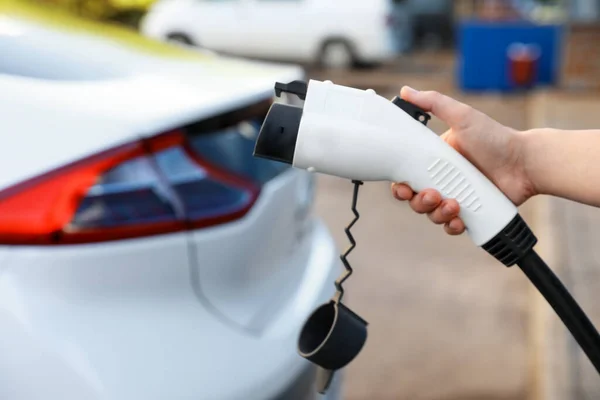 Mujer Sosteniendo Cable Alimentación Estación Carga Del Vehículo Eléctrico Primer —  Fotos de Stock