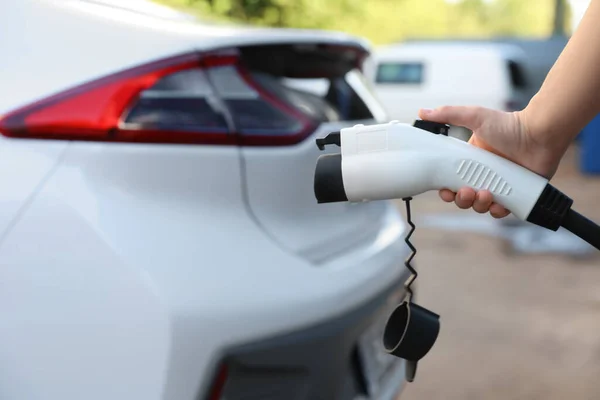 Mujer Sosteniendo Cable Alimentación Estación Carga Del Vehículo Eléctrico Primer —  Fotos de Stock