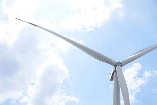 Современная Ветряная Турбина Против Голубого Неба Вид Низкого Угла Энергоэффективность — стоковое фото
