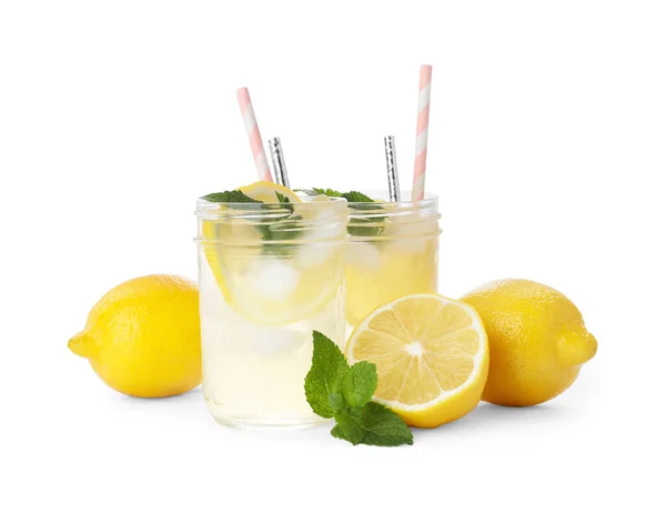 Φυσική Λεμονάδα Μέντα Και Φρέσκα Φρούτα Λευκό Φόντο Δροσιστικό Ποτό — Φωτογραφία Αρχείου