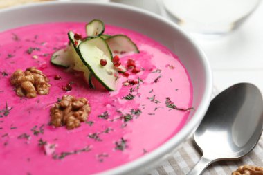 Lezzetli soğuk yaz pancar çorbası kasede, yakın plan