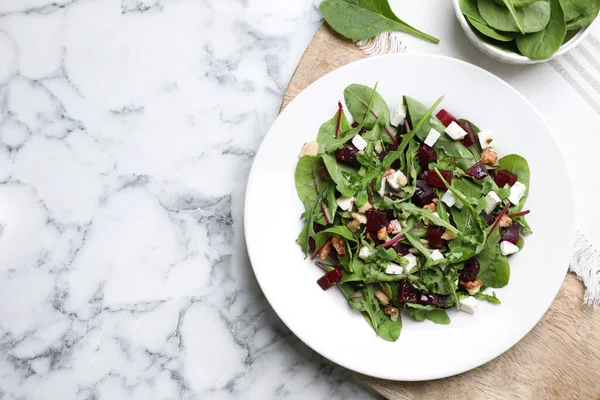 Köstlicher Rübensalat Auf Weißem Marmortisch Flach Gelegt Raum Für Text — Stockfoto