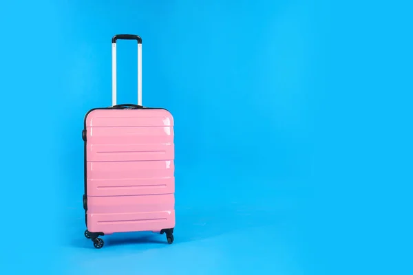 Valigia Rosa Viaggio Sfondo Azzurro Spazio Testo Vacanze Estive — Foto Stock