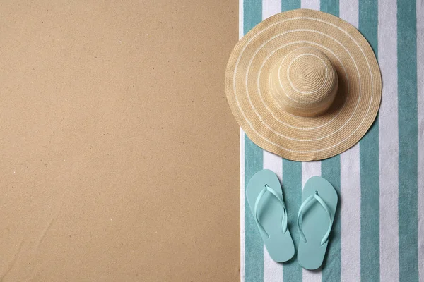 Strohhut Flip Flops Und Platz Für Text Auf Sand Strand — Stockfoto