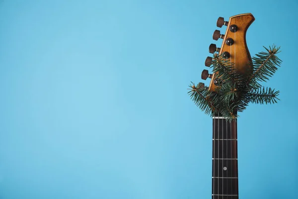 Gitara Gałązką Jodły Jasnoniebieskim Tle Miejsce Tekst Muzyka Świąteczna — Zdjęcie stockowe