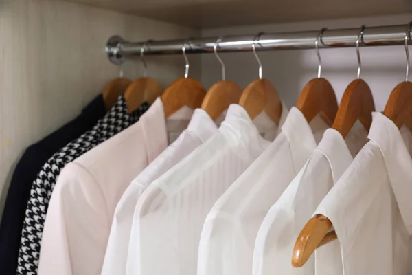 Roupeiro Com Roupas Elegantes Diferentes Dentro Casa Close — Fotografia de Stock