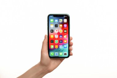 MYKOLAIV, UKRAINE - 9 Temmuz 2020: iPhone X 'i elinde tutan kadın beyaz arka planda, yakın plan