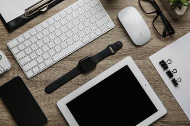 MYKOLAIV, UKRAINE - 20 Temmuz 2020: iPhone 11 ve ahşap masa üzerinde farklı Apple aletleri ile düz kompozisyon