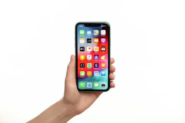 Mykolaiv Ukraine Juli 2020 Vrouw Met Iphone Met Startscherm Witte — Stockfoto