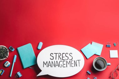 Kırmızı zemin üzerinde Stres Yönetimi ifadesi olan konuşma baloncuğu ışık kutusunun düz kompozisyonu. Metin için boşluk