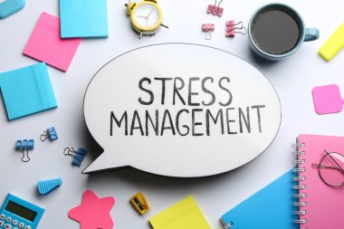 Beyaz masadaki ifade stresi Yönetimi ile konuşma baloncuğu ışık kutusunun düz konumu