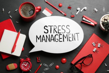 Siyah arkaplanda Stres Yönetimi ifadesiyle konuşma baloncuğu ışık kutusunun düz konumu