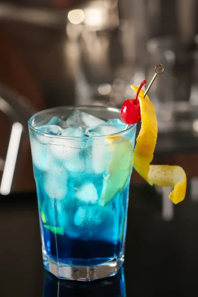 Blue Lagoon Cocktail Auf Schwarzem Tisch Bar — Stockfoto