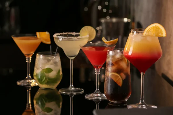 Olika Läckra Cocktails Svart Bord Baren — Stockfoto